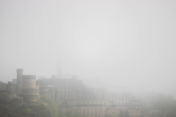 Edinburgo bañado en la niebla