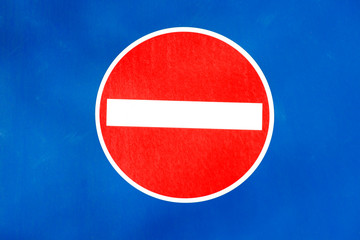 Verkehrsschild Einbahnstrassenschild, Einbahnstraße, Verbot der Einfahrt, Blauer Hintergrund