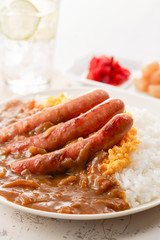 ソーセージとスクランブルエッグをトッピングしたカレーライス