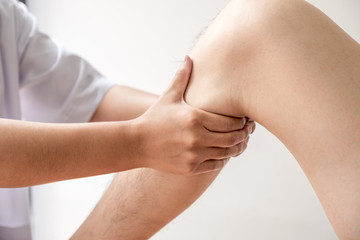Fototapeta na wymiar Male patients consulted physiotherapists with knee pain problems for examination and treatment. Rehabilitation physiotherapy concept