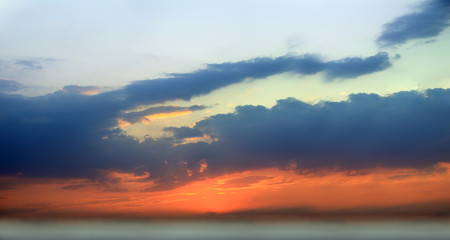 Kolorowe i burzowe chmury po zachodzie słońca.
