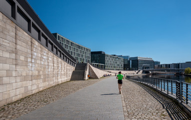 individual cyclists and joggers on the Spreebogen in Berlin's government district during the Corona crisis