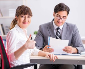 Obraz premium Man and woman discussing in office