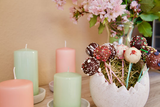 A beautiful interior design suitable for spring and summer. With beautiful candles and freshly baked cakepops. Modern living.