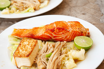 Grilled salmon steak with tofu and vegetable