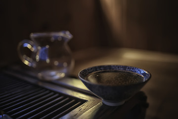 Obraz premium Chinese tea ceremony, tea table, cup / teapot on the table, oriental traditions