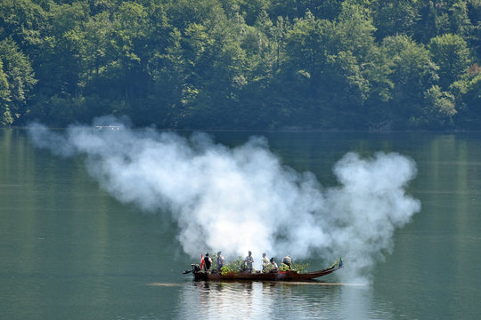 Fronleichnamsprozession auf dem Hallst&auml;tter See in Hallstatt im Salzkammergut (Bezirk Gmunden, Ober&ouml;sterreich, &Ouml;sterreich) 