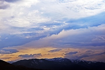 Obraz na płótnie Canvas clouds over the mountains