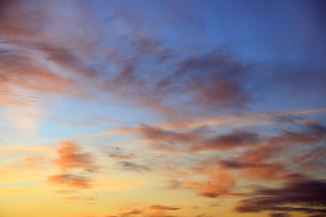 Błękitne niebo po zachodzie słońca z kolorowymi chmurami	
