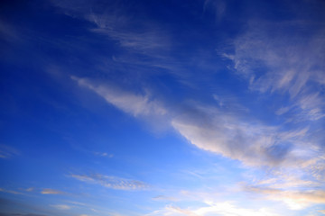 Błękitne niebo po zachodzie słońca z chmurami, obłokami.	