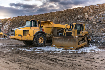 Obraz premium Excavator collecting stone in an open-cast mine