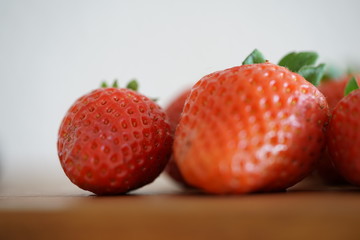 Erdbeeren auf einem Küchenbrett