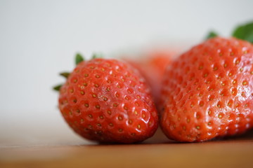 Erdbeeren auf einem Küchenbrett