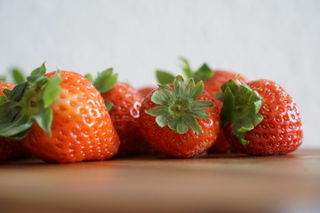 Erdbeeren auf einem Küchenbrett