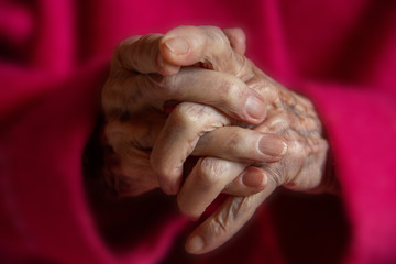 alte Hände, Seniorin faltet Hände zum Gebet