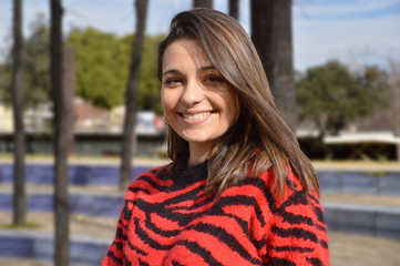 Chica joven de cabello castaño medio corto en el exterior