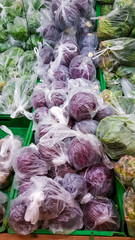Obraz premium Vegetables displayed in shopping bags to prevent coronavirus spread on supermarket racks