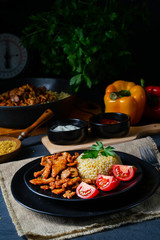 bulgur mit gebratenem fleisch und joghurtsoße