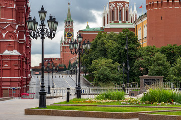 Obraz premium Moscow. Russia. Kremlin. Spasskaya Tower. Kremlin towers. Krassnaya square. Morning Moscow. Traveling to the cities of Russia. Walks in Moscow. Sights of Russia. Guide to the capital. Lanterns