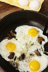 Scrambled eggs with mushrooms and onions macro
