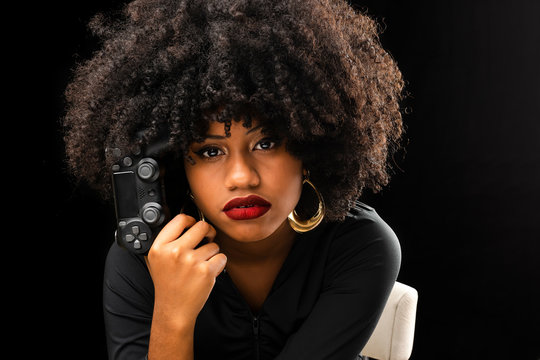 mulher afro com grande cabelo jogando v&iacute;deo gamer