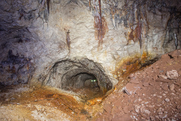 Obraz premium Underground bauxite mine tunnel with collapsed roof