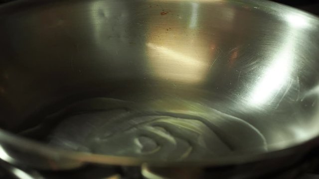 Fio de azeite na frigideira