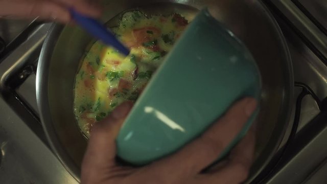 Fritando omelete