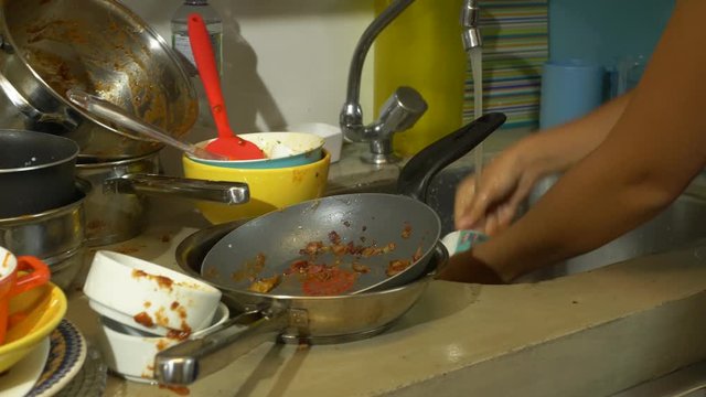 Mulher lavando lou&ccedil;a