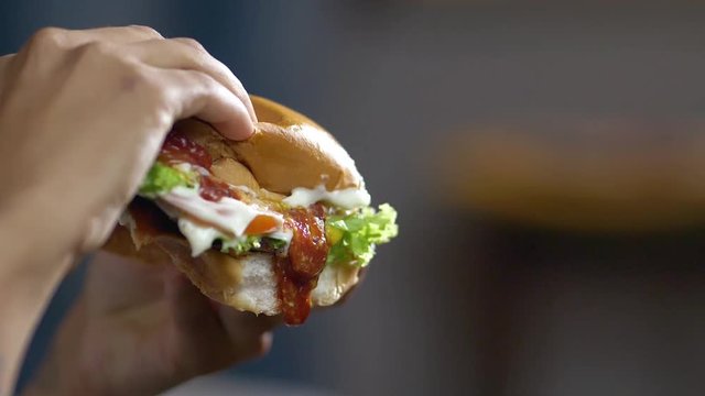 Slow motion de ketchup escorregando do hamb&uacute;rger