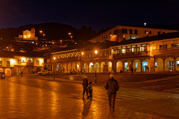 Nocny widok Plaza de Armas w Cuzco