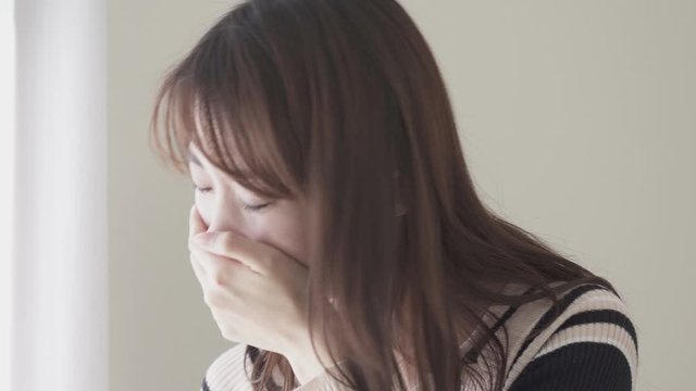 女性　風邪　咳