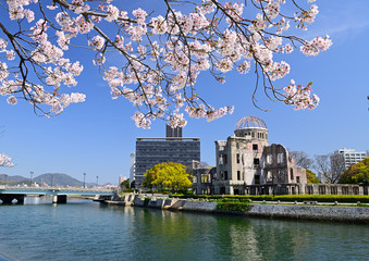 Fototapeta na wymiar 春の広島平和記念公園の原爆ドーム