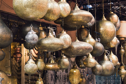 Lamparas decorativas doradas típicas de Marruecos en una tienda en la calle