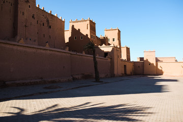 Muro exterior de la medina de Ouarzazate en Marruecos con luz dura