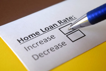 Obraz premium One person is answering question about home loan rate.