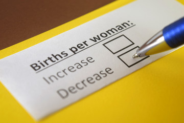 Obraz premium One person is answering question about births per woman.