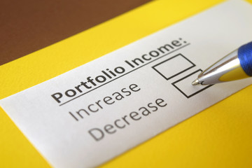 Obraz premium One person is answering question about portfolio income.