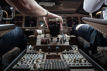 Piloten steuern Flugzeug im cockpit