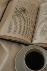 Fototapeta premium Vintage book flowers coffee