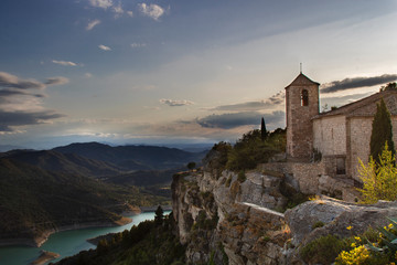 Fototapeta na wymiar Church in the mountain over Siurana swamp in Catalonia