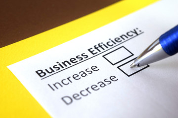 Obraz premium One person is answering question about business efficiency.