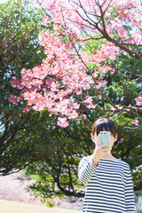 女子　女性　桜　サクラ　春　スマホ　撮る　SNS　シェア　共有　コミュニケーション　人物　日本人