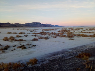 Krajobraz z wyschniętym jeziorem na tle gór na pustyni w Utah USA przed zachodem słońca