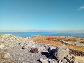 Przepiękne krajobrazy z jeziorami na tle gó skalistych  w Utah USA