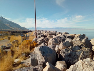 Przepiękne krajobrazy z jeziorami na tle gó skalistych  w Utah USA