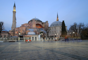 Fototapeta na wymiar Hagia Sophia by night, one of the most famous temple, Istanbul, Turkey