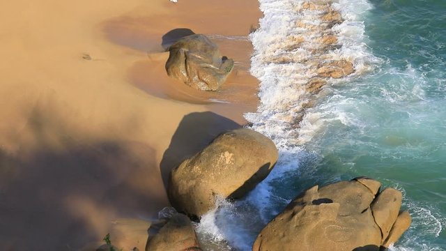 Olas del mar rom&iacute;endo en la playa de Acapulco