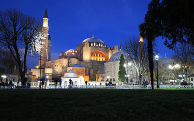 Fototapeta na wymiar Hagia Sophia by night, one of the most famous temple, Istanbul, Turkey