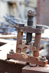 Metal vice (vise) for fixing pipes.